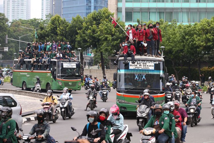 Mahasiswa menuju Istana Negara, Jakarta untuk menggelar unjuk rasa menolak UU Cipta Kerja, Kamis (8/10/2020).