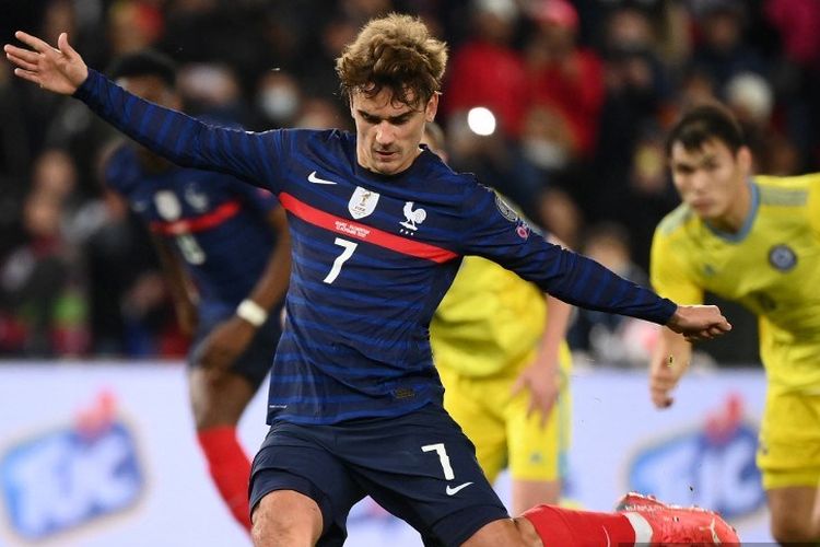 Pemain depan Perancis Antoine Griezmann mencetak gol selama pertandingan sepak bola kualifikasi Piala Dunia FIFA 2022 antara Perancis dan Kazakhstan di stadion Parc des Princes di Paris, pada 13 November 2021.