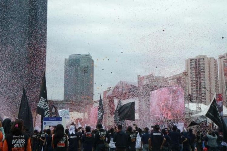 Panggung Satukan Jakarta ditutup manis dengan penampilan grup band Alexa dan letupan confetti merah-putih di GOR Soemantri, Kuningan, Jakarta Selatan, Sabtu (11/2/2017).