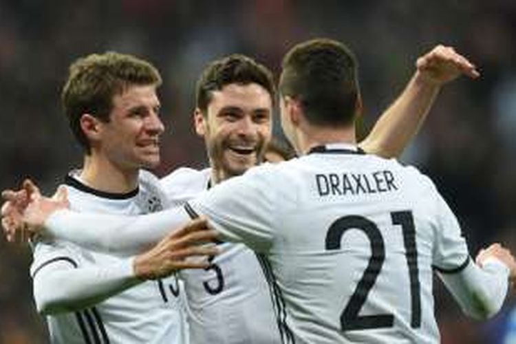 Bek Jerman, Jonas Hector, melakukan selebrasi setelah mencetak gol untuk membuat timnya unggul 3-0 atas Italia. Hector, yang mencetak gol pertamanya untuk timnas Jerman, mendapat sambutan dari Thomas Mueller (kiri) dan Julian Draxler (kanan), dalam laga persahabatan di Allianz Arena, Muenchen, Selasa (29/3/2016).