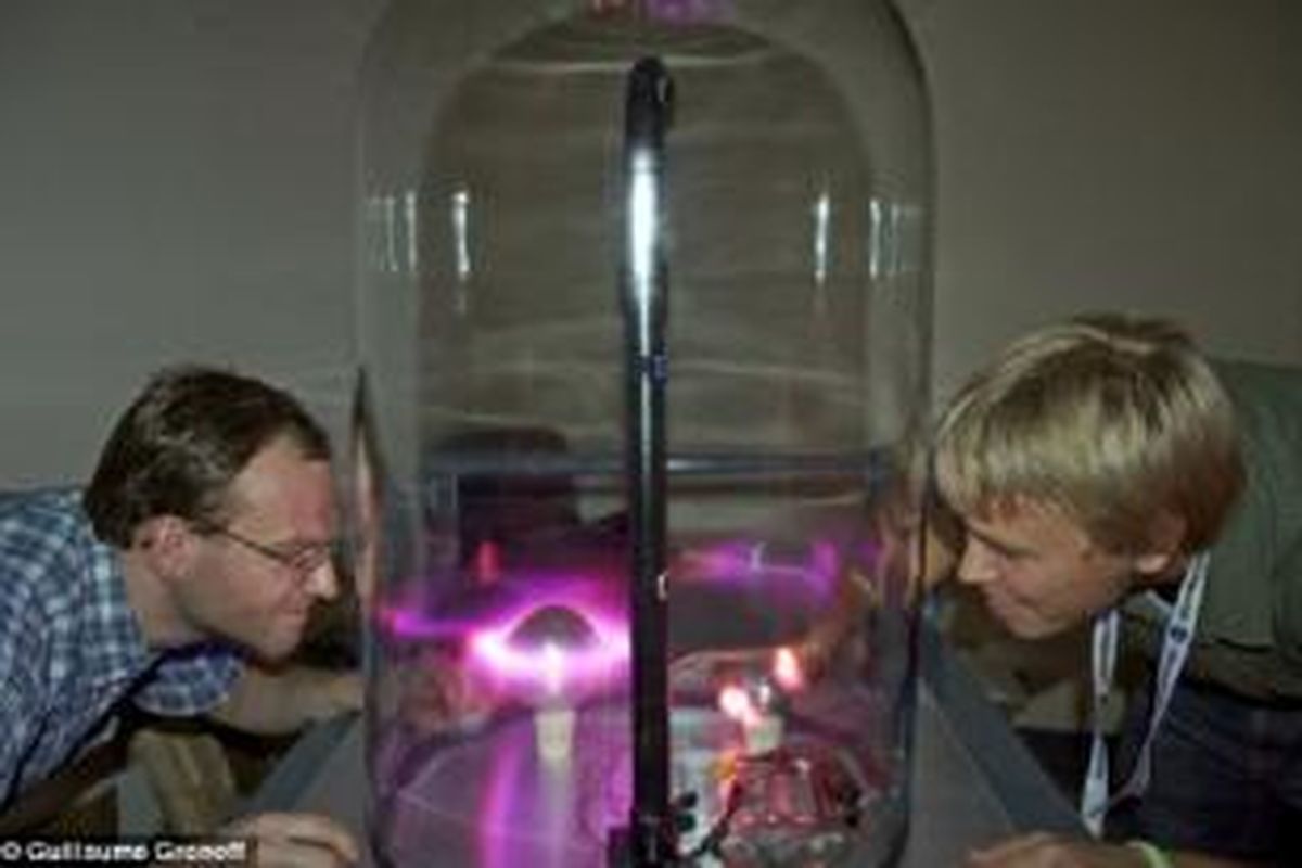 Guillaume Gronof (kiri) dan Sam Walker (kanan) menciptakan aurora dalam planeterrella.