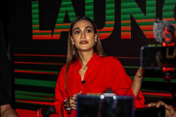 Luna Maya memberikan pernyataan saat diwawancarai awak media setelah peluncuran perusahaan produksi media dan agensi hiburan digital ''TS Media'' di Jakarta, Rabu (30/3/2022). TS Media fokus kepada pembuatan konten-konten digital yang berkualitas mengenai traveling dan gaya hidup.