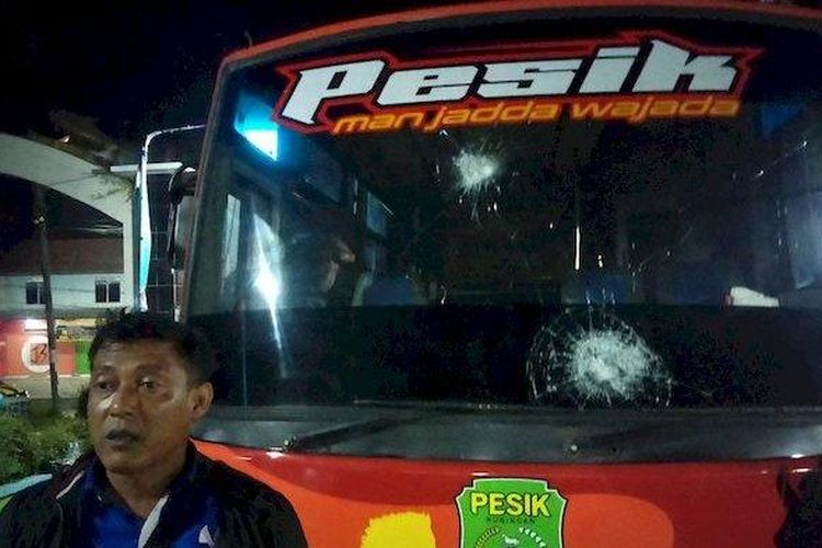 Bus yang mengangkut pemain Pesik Kuningan diserang massa saat perjalanan pulang ke Kuningan, Kamis (29/9/2022).  
