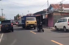 Video Emak-emak Naik Sepeda Listrik Roda Tiga Bukan di Jalurnya