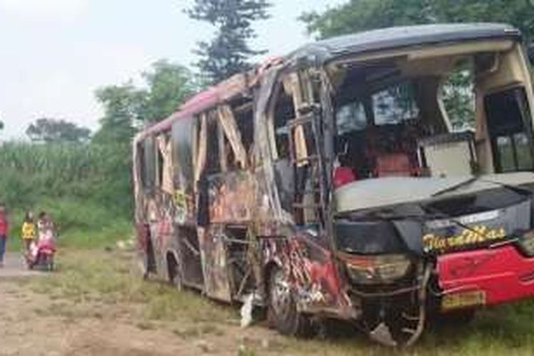 Kondisi bus pariwisata Tiara Mas setelah terguling di Kudus, Minggu (9/5/2016) dini hari.