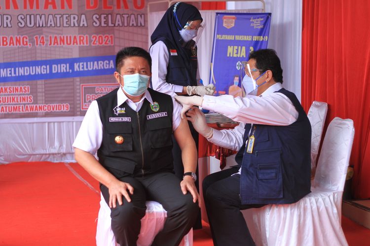 Gubernur Sumatera Selatan Herman Deru saat melakukan penyuntikan vaksin perdana di Puskesmas Gandus, Kecamatan Gandus Palembang, Kamis (14/1/2021).