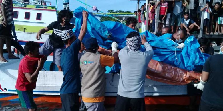 Seorang nenek, Hj Hajrah (72) korban kecelakaan tenggelamnya KM Ladang Pertiwi 02 di Perairan Selat Makassar ditemukan tidak bernyawa pada pencarian hari kelima, Rabu (01/06/2022).