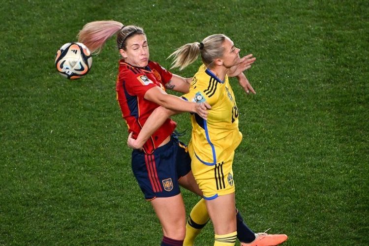 Duel udara antara Alexia Putellas (kiri) dengan Fridolina Rolfo (kanan) dalam laga semifinal Piala Dunia Wanita 2023 di Stadion Eden Park, Auckland, Selandia Baru, 15 Agustus 2023. (Photo by Saeed KHAN / AFP)