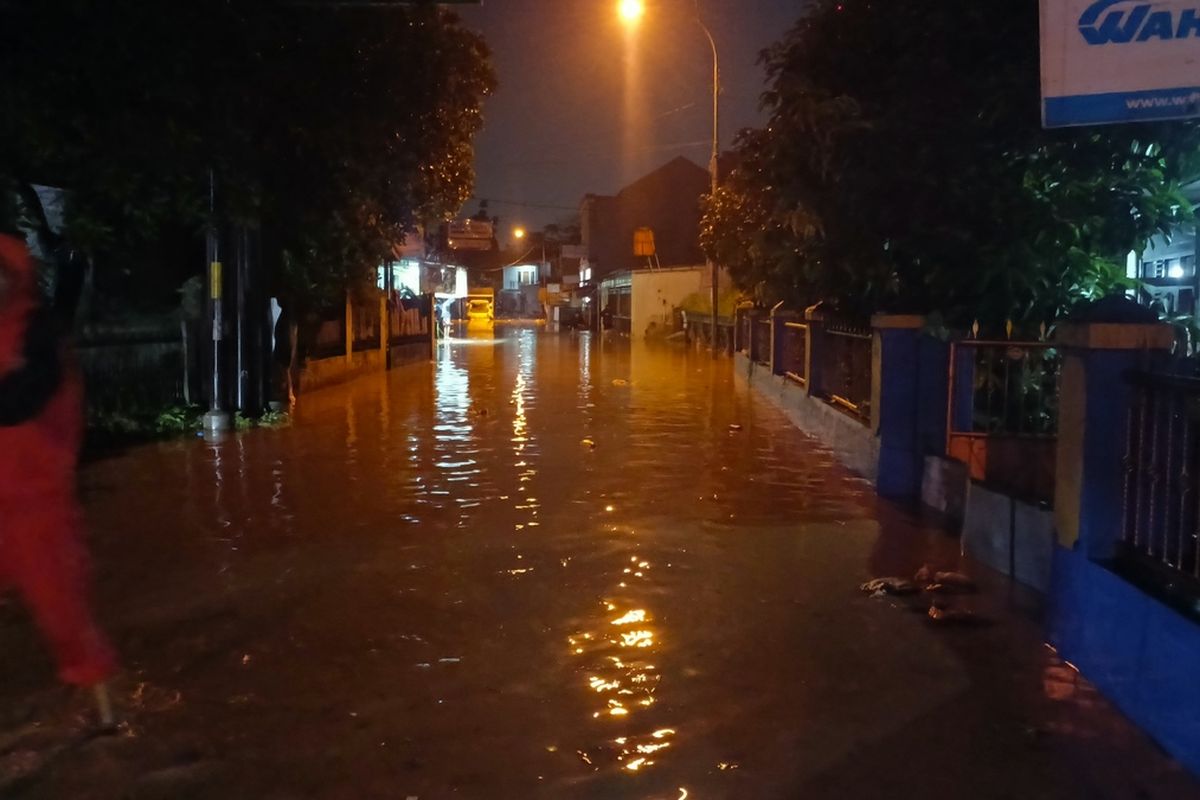 Kondisi rumah warga di Kampung Ciseah Mekar, RT 1 RW 11, Desa Pameuntasan, Kecamatan Kutawaringin, Kabupaten Bandung, Jawa Barat, terendam banjir setinggi satu meter akibat luapan sungai muara Ciwidey, Kamis (4/12/2025)