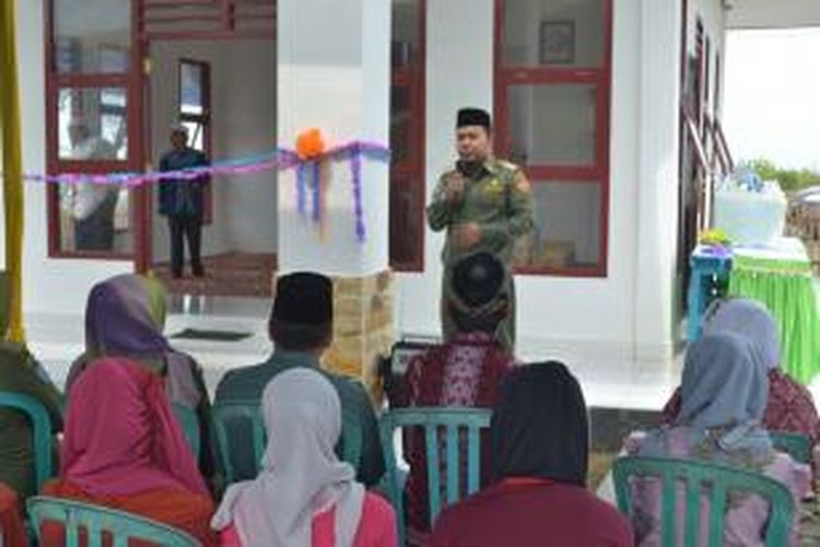 Wali Kota Bengkulu Helmi Hasan, saat meresmikan Masjid At-Taubah di lokalisasi RT 8 Kota Bengkulu