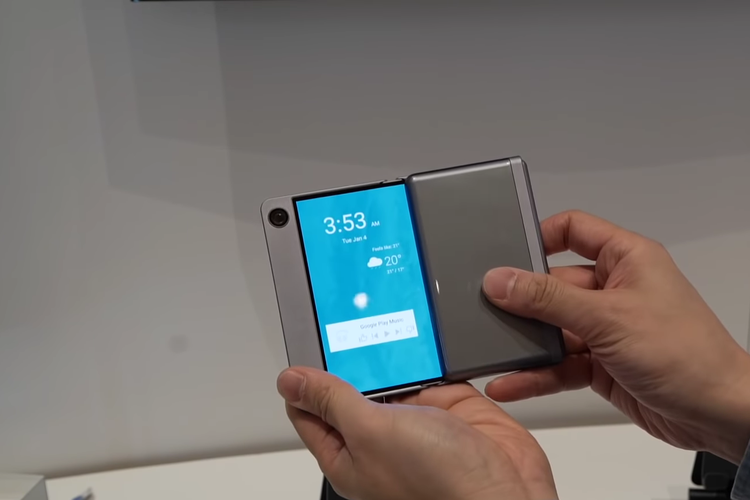 Konsep layar lipat Samsung Flex G memungkinkan layar untuk bisa dilipat ke dalam sebanyak dua kali.