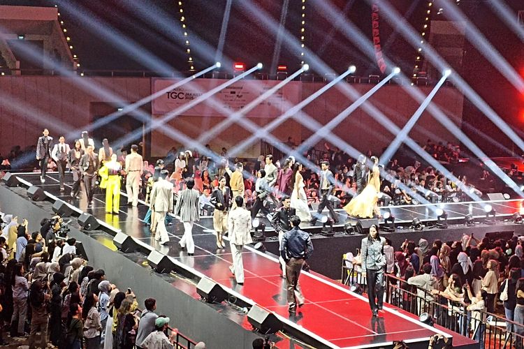 Panggung Tokyo Girls Collection Jakarta 2025 pada Sabtu (5/7/2025). Acara yang memadukan fashion dan entertainment ini diadakn sampai Minggu (6/7/2025) di Plenary Hall, Jakarta Convention Center (JCC) Senayan, Jakarta Pusat.