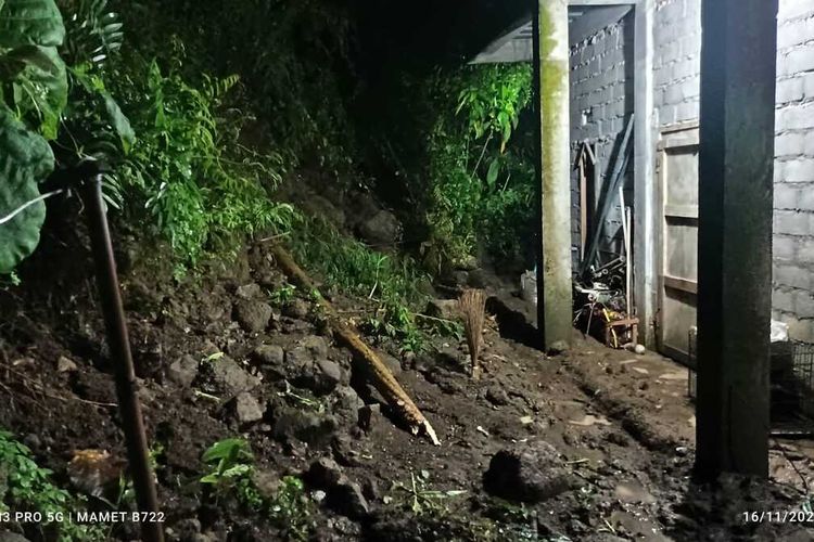 Material longsoran tebing mendekati salah satu rumah warga di Pleret RT 05 RW 10 Bokoharjo, Prambanan, Sleman. Peristiwa tebing longsor terjadi pada Selasa (16/11/2021) akibat hujan deras yang menguyur wilayah tersebut sejak siang. (Foto Dokumentasi BPBD Sleman)