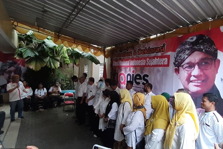 DPP Anies Korwil Jawa Tengah Sapto Widodo melantik pengurus DPD Anies Solo di Posko Pemenangan Anies di Jalan Dr Radjiman No 483 Kecamatan Laweyan, Solo, Jawa Tengah, Minggu (15/1/2023).