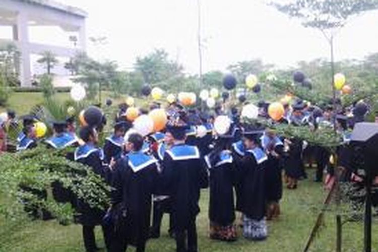 Ratusan wisudawan dari Universitas Multimedia Nusantata (UMN) tampak memenuhi halaman tengah kampus seusai acara wisuda yanh digelar di aula UMN, Tangerang, Sabtu (7/6/2014).