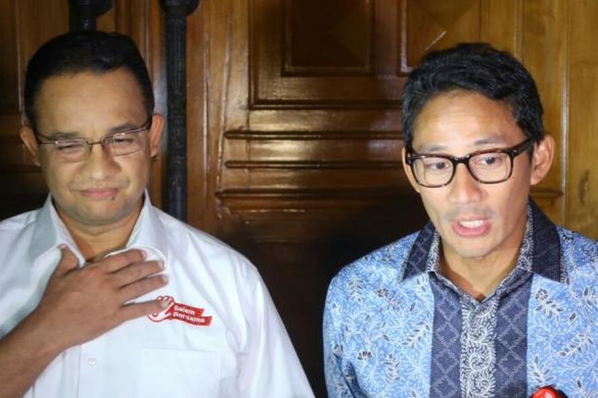 Pasangan calon gubernur dan calon wakil gubernur nomor pemilihan tiga, Anies Baswedan dan Sandiaga Uno usai menyambangi kediaman Ketua Dewan Pembina Partai Golkar Aburizal Bakrie di Jalan Ki Mangunsarkoro, Menteng, Jakarta Pusat, Jumat (3/2/2017) malam.