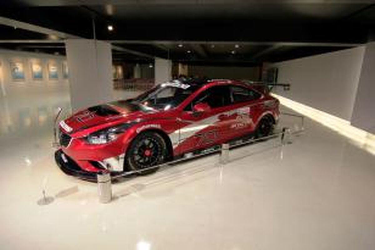 Mazda6 SKYACTIV-D Racing, mobil yang tahun lalu berlaga di Rolex Grand-Am GX Race di Atlanta, Amerika Serikat dan sekarang dipamerkan di Mazda Museum di Hiroshima, Jepang. 