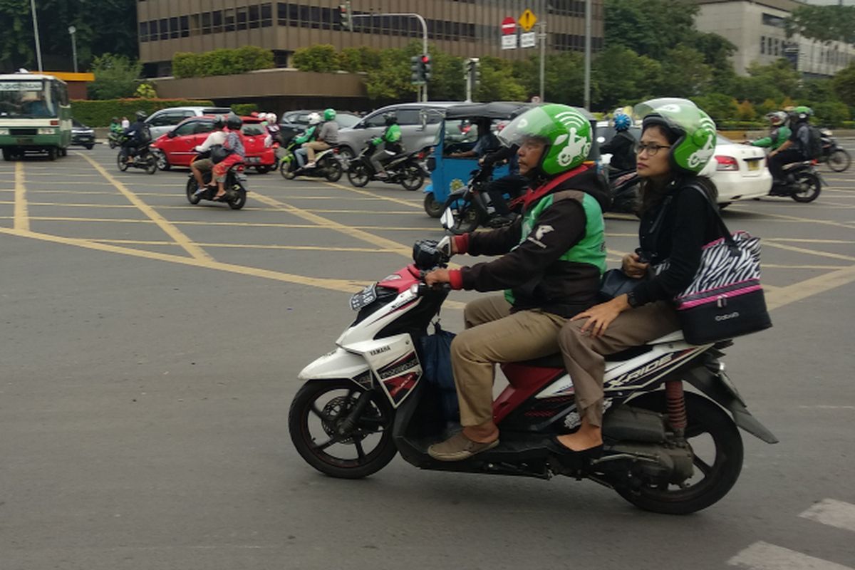 Pengendara motor masuk ke jalan MH Thamrin Kamis (11/1/2017). Pembatalan pergub pembatasan sepeda motor membuat kedua ruas jalan kembali dilewati roda dua.