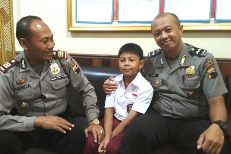 Aipda Donny Sugiarto (paling kanan) anggota Polsek Mertoyudan, Kabupaten Magelang, bersama Rayyan (tengah), Rabu (21/2/2018).