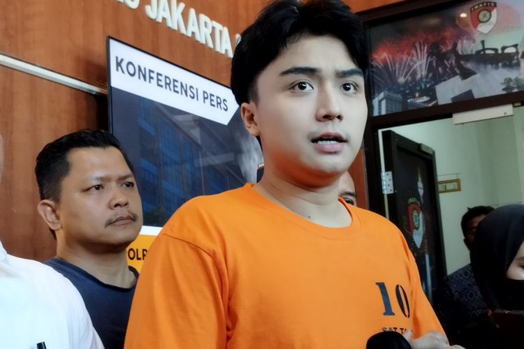 Leon Dozan menggunakan baju tahanan saat konferensi pers di Mapolres Metro Jakarta Pusat, Jumat (17/11/2023). (KOMPAS.com/XENA OLIVIA)