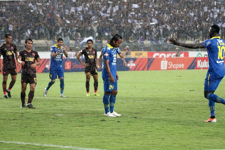 Ekspresi Hariono setelah menjebol gawang PSM Makassar, melalui titik putih, di Stadion Si Jalak Harupat, Minggu (22/12/2019).  