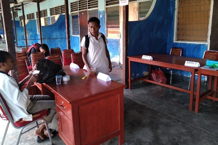 Suasana di TPS 43, Kelurahan Hinekombe, Distrik Sentani, Kabupaten Jayapura, Papua yang hingga pukul 08.49 WIT masih menunggu datangnya logistik Pemilu (17/04/2019)