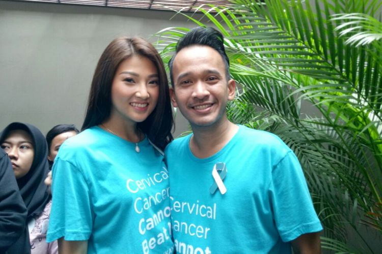 Ruben Onsu dan Sarwendah Tan  berpose usai menghadiri Peluncuran Kampanye Publik KICKS (Koalisi Indonesia Cegah Kanker Serviks), di Hong Kong Kafe, Menteng, Jakarta Pusat, Senin (14/8/2017).