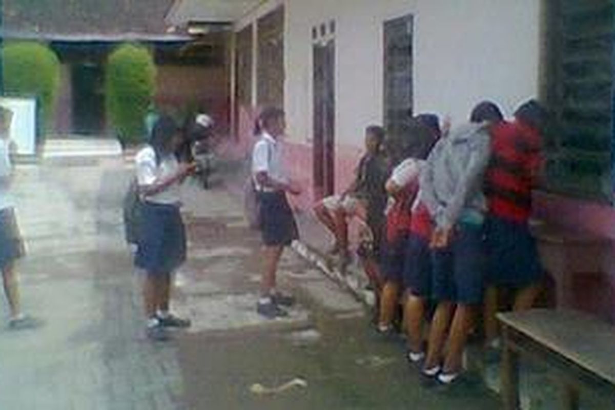 Sejumlah siswa SMP SALOMO berunjukrasa di pn semarang, Rabu (27/4/2011), terkait putusan yg mengharuskan sekolah mereka dieksekusi.