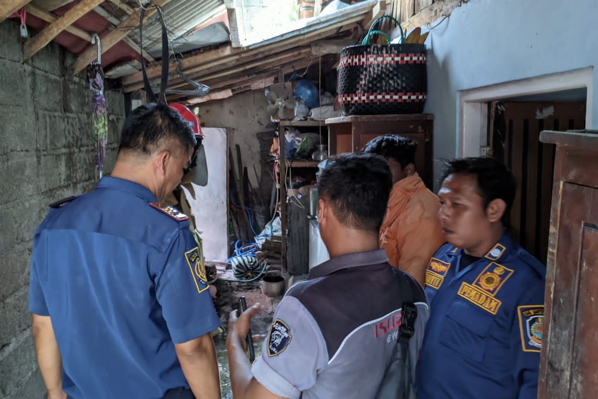 Petugas damkar saat ke lokasi kebakaran di acara hajatan pernikahan di Banyuwangi, Jawa Timur, Rabu (28/2/2024)