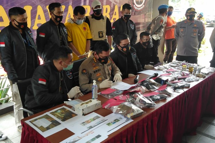 Kepala Bidang Hubungan Masyarakat Kombes Pol Erdi A Chaniago tengah memperlihatkan barang bukti senjata rakitan yang berasal dari airsoftgun menjadi senjata api yang dimodifikasi pria asa Tasikmalaya.