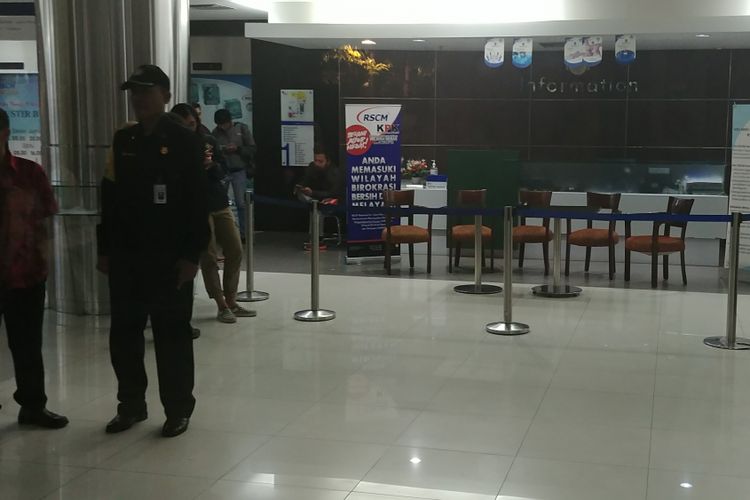 Komisi Pemberantasan Korupsi bersiap menggelar jumpa pers di Rumah Sakit Cipto Mangunkusumo (RSCM) Kencana Jakarta, Minggu (19/11/2017). RS ini adalah tempat tersangka kasus korupsi dugaan suap proyek E-KTP Setya Novanto menjalani perawatan.