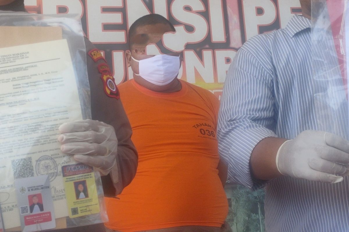 Polisi menunjukkan barang bukti akta cerai palsu dan dokumen pendukung advokat yang diduga palsu di kantor Kepolisian Resor Kulon Progo, Daerah Istimewa Yogyakarta. Polisi menangkap pelaku WIS (27) asal Madiun, Jawa Timur, yang tinggal di Wates, Kulon Progo, Daerah Istimewa Yogyakarta. WIS ditangkap karena terlibat dalam terbitnya surat atau akta cerai palsu warga di Kulon Progo.