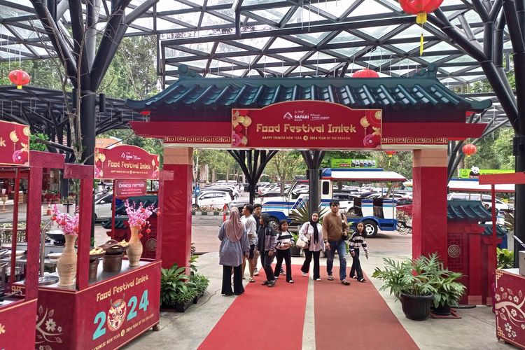 Serunya Parade 'Year of Dragon' Imlek di Taman Safari Bogor, Jawa Barat, Sabtu (10/2/2024). Para pengunjung menyaksikan beragam pertunjukan parade budaya Tionghoa.