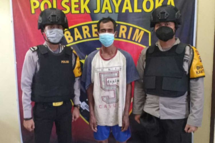 Mustofa (54) seorang buruh Bangunan di Kecamatan Jayaloka, Kabupaten Musirawas, Sumatera Selatan yang nekat menganiaya dua tetangganya hingga sekarat akibat upahnya tak dibayar.