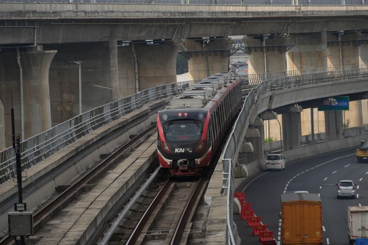 LRT Jabodebek Sempat Gangguan di Dukuh Atas, Penumpang Menumpuk, Kini Kembali Lancar
