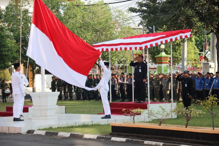 Bupati Blora H Arief Rohman menjadi inspektur upacara pada agenda Upacara Peringatan Hari Lahir Pancasila di Halaman Kantor Bupati Blora, Sabtu (1/6/2024)