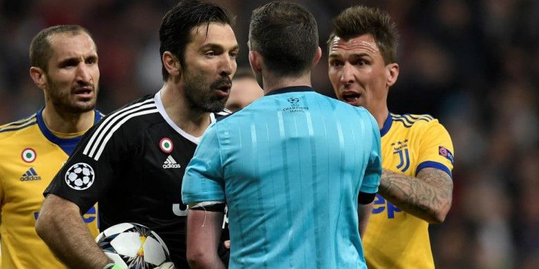 Kiper Juventus, Gianluigi Buffon, memprotes wasit Michael Oliver dalam laga Liga Champions kontra Real Madrid di Santiago Bernabeu, Rabu (11/4/2018).
