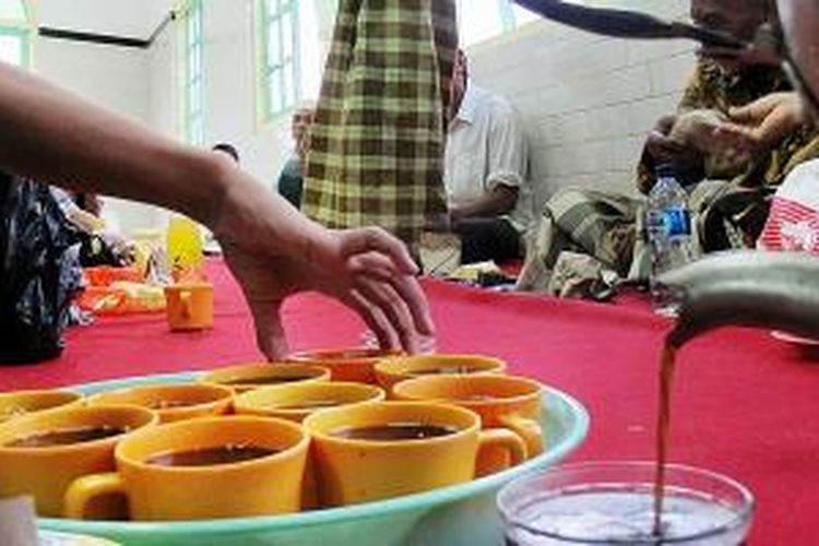 Suasana buka puasa di Masjid Layur atau Masjid Menara di Kampung Melayu, Kelurahan Dadapsari, Semarang Utara, Semarang, Jawa Tengah, Rabu (8/7/2015), dengan kopi arab. Kopi arab merupakan minuman khas kopi yang direbus dengan aneka rempah-rempah. 