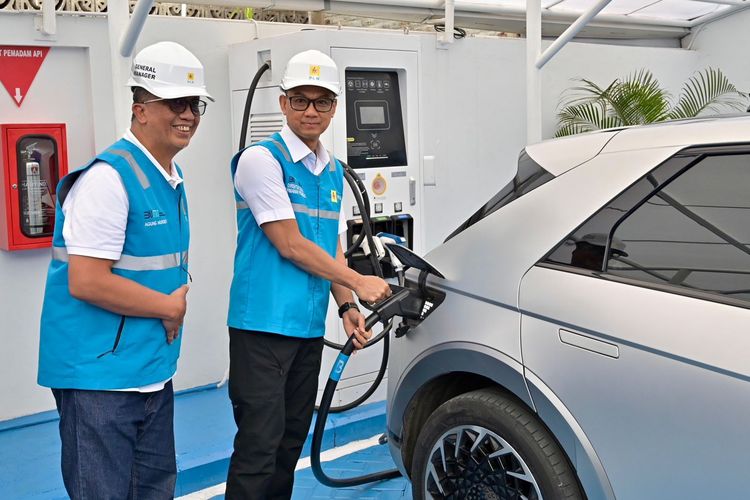 Dirut PLN Darmawan Prasodjo (kanan) didampingi General Manager PLN UID Jawa Barat, Agung Murdifi (kiri) saat melakukan simulasi pengisian daya mobil listrik di One Stop EV Charging Station di Surapati, Bandung, Jawa Barat, Rabu (25/12/2024).