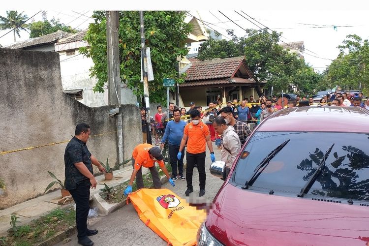 Proses evakuasi pengemudi taksi online yang ditemukan tewas dengan luka sayatan di tubuhnya di Jalan Nusantara, RT 006 RW 015, Perumahan Bukit Cengkeh 1, Tugu, Cimanggis, Depok pada Senin (23/1/2023).