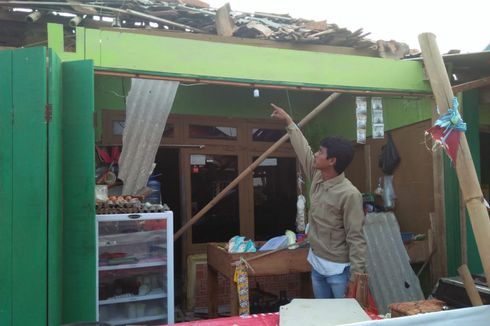Diterjang Puting Beliung, 35 Rumah di Cilamaya Kulon Karawang Rusak