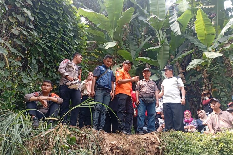 Pelajar SMP Diduga Tenggelam Saat Berenang di Kali Ciliwung, Tim SAR Masih Lakukan Pencarian