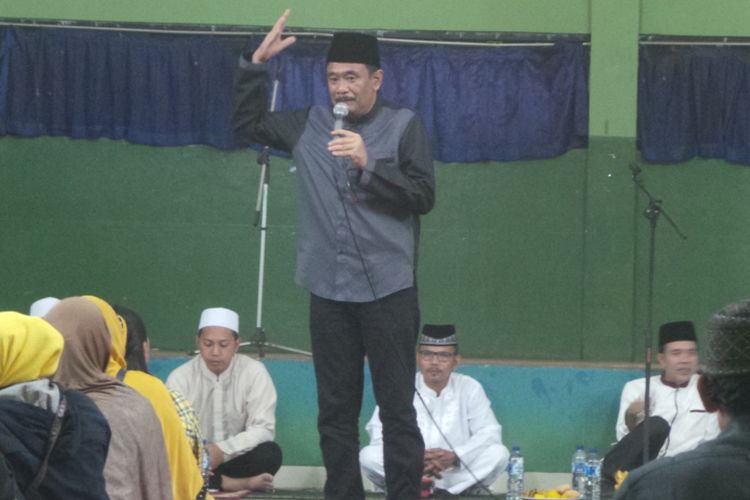 Calon wakil gubernur nomor pemilihan dua DKI Jakarta Djarot Saiful Hidayat saat menghadiri pengajian bersama Partai Golkar, di Balai Rakyat Bintaro, Jakarta Selatan, Rabu (29/3/2017).