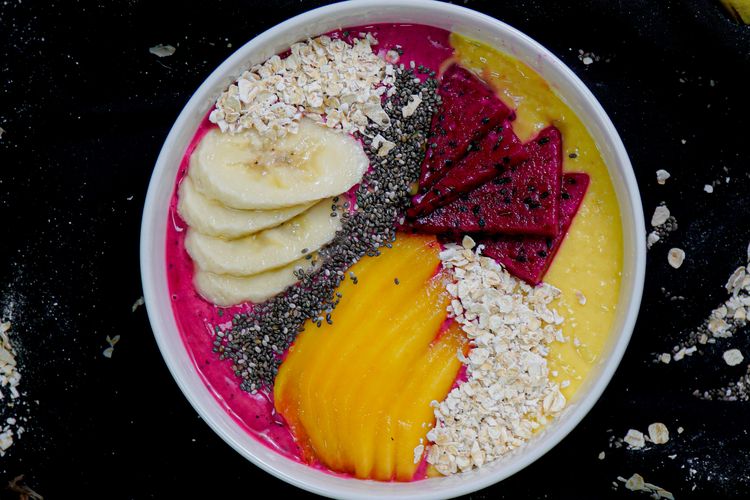 Smoothie bowl buah naga dan mangga ala Foodplace. 