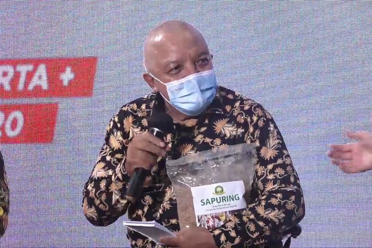 Tengku Rivanda Anshori bersama produk Sapuring untuk pakan ternak