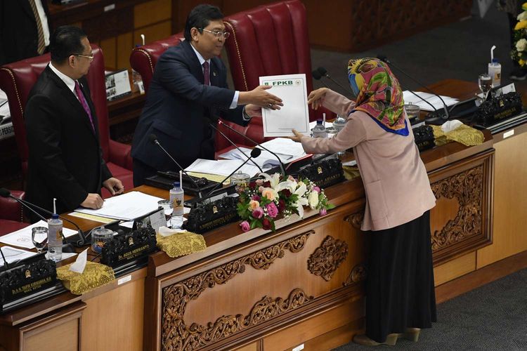 Pimpinan Dewan Perwakilan Rakyat (DPR), Utut Adiyanto (kedua kiri) dan Bambang Soesatyo (kiri) menerima tanggapan tertulis dari fraksi-fraksi DPR saat Rapat Paripurna Masa Persidangan I Tahun Sidang 2019-2020 di Kompleks Parlemen Senayan, Jakarta, Kamis (5/9/2019). Rapat paripurna tersebut membahas RUU tentang Perubahan Atas UU Nomor 2 Tahun 2018 tentang perubahan kedua atas Undang-Undang No.17 Tahun 2014 tentang MPR, DPR dan DPRD (UU MD3), serta RUU tentang Perubahan Atas UU Komisi Pemberantasan Tindak Pidana Korupsi (KPK).