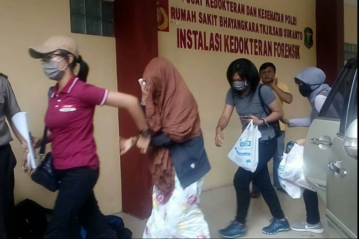 Sejumlah orang mengenakan penutup wajah memasuki Instalasi Kedokteran Forensik RS Polri, Senin (29/5/2017).