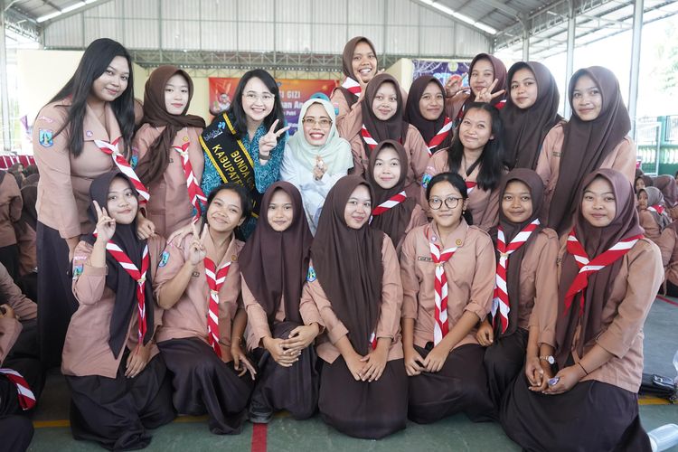 Pemerintah Kabupaten (Pemkab) Kediri melalui Dinas Pengendalian Penduduk, Keluarga Berencana, Pemberdayaan Perempuan dan Perlindungan Anak (DP2KB-P3A) menggelar acara edukasi gizi dan pencegahan anemia bagi remaja putri. Kegiatan ini dilaksanakan di Sekolah Menengah Atas (SMA) Negeri 1 Wates, Rabu (14/8/2024). 