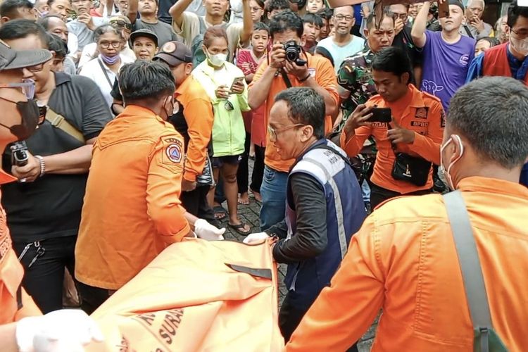 Proses evakuasi jenazah pria penuh luka di Surabaya, Jumat (11/4/2025).