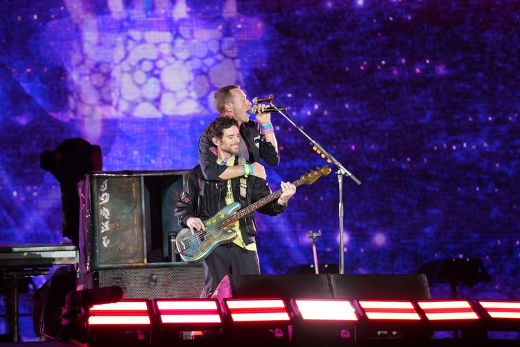 Vokalis Coldplay Chris Martin dan bassis Guy Berryman beraksi dalam konser Music of the Spheres World Tour, di Stadion Utama Gelora Bung Karno, Jakarta, Rabu (15/11/2023). Dalam penampilannya Coldplay membawakan sejumlah lagu hits mereka seperti Higher Power, Paradise, Viva La Vida, hingga Everglow.